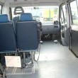 Dans le fauteuil roulant à côté du conducteur